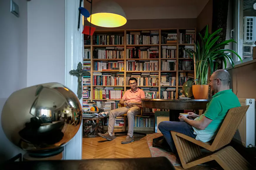 Cei doi bărbați îndrăgostiți, dintre care unul a absolvit Teologia și a fondat prima comunitate de creștini LGBT din România!