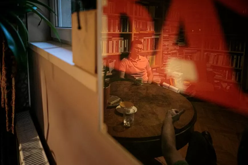 Cei doi bărbați îndrăgostiți, dintre care unul a absolvit Teologia și a fondat prima comunitate de creștini LGBT din România!