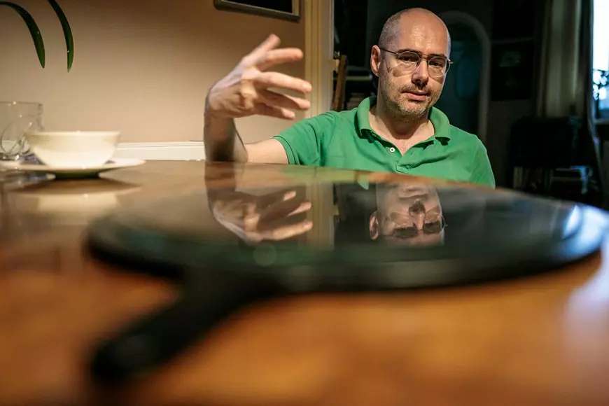 Cei doi bărbați îndrăgostiți, dintre care unul a absolvit Teologia și a fondat prima comunitate de creștini LGBT din România!