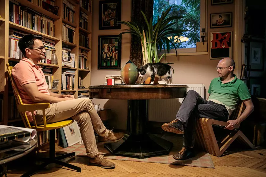 Cei doi bărbați îndrăgostiți, dintre care unul a absolvit Teologia și a fondat prima comunitate de creștini LGBT din România!