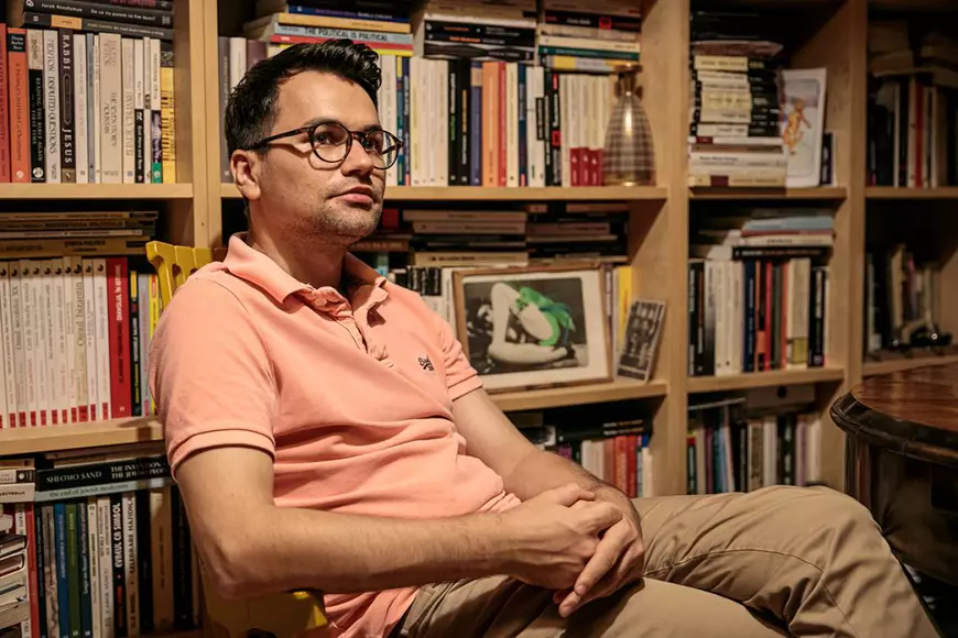 Cei doi bărbați îndrăgostiți, dintre care unul a absolvit Teologia și a fondat prima comunitate de creștini LGBT din România!