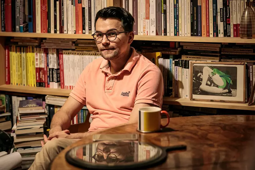 Cei doi bărbați îndrăgostiți, dintre care unul a absolvit Teologia și a fondat prima comunitate de creștini LGBT din România!