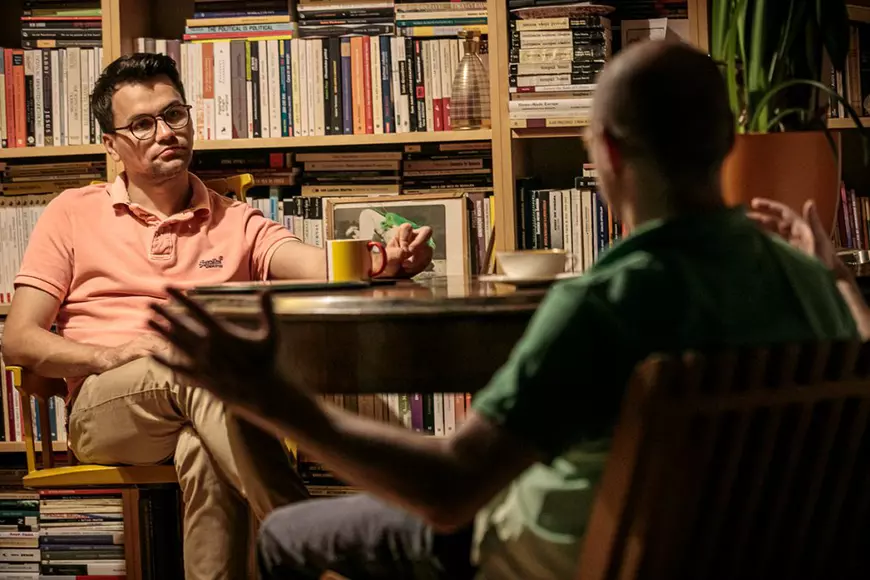 Cei doi bărbați îndrăgostiți, dintre care unul a absolvit Teologia și a fondat prima comunitate de creștini LGBT din România!