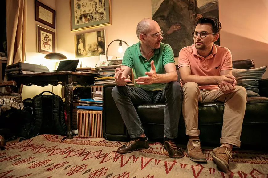 Cei doi bărbați îndrăgostiți, dintre care unul a absolvit Teologia și a fondat prima comunitate de creștini LGBT din România!