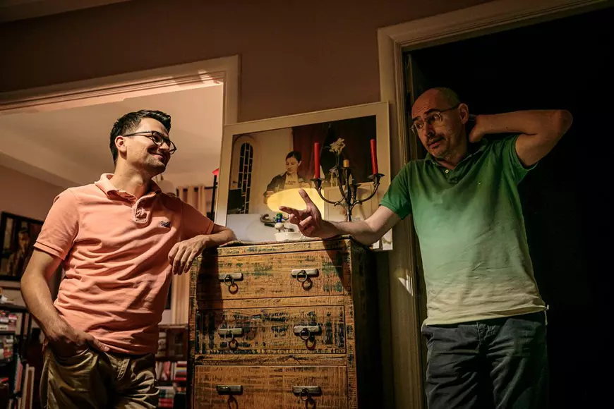 Cei doi bărbați îndrăgostiți, dintre care unul a absolvit Teologia și a fondat prima comunitate de creștini LGBT din România!