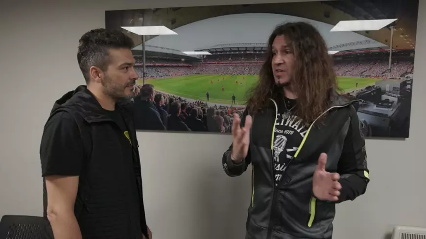 La 10 ani de la replica antologică „Trei, în p..a mea!”, dată unui reporter, Adrian Despot a devenit și el reporter! A intervievat un chitarist celebru