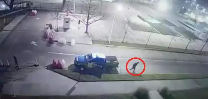 Un deținut a evadat din mașina poliției după ce agenții au adormit