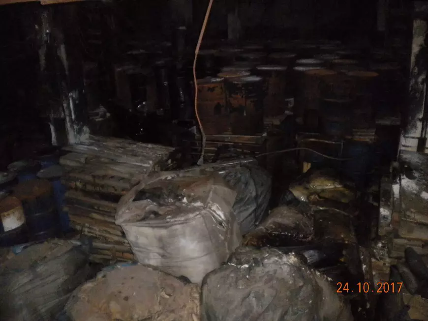 1.600 de tone de deșeuri stau adunate într-un depozit de pe fosta platformă ARO, iar autoritățile nu fac nimic!