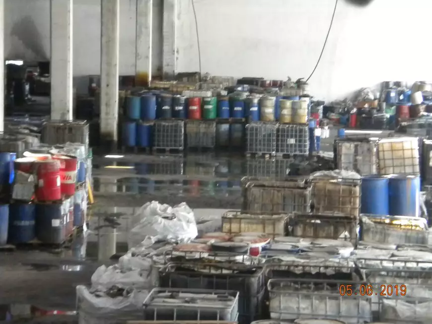 1.600 de tone de deșeuri stau adunate într-un depozit de pe fosta platformă ARO, iar autoritățile nu fac nimic!