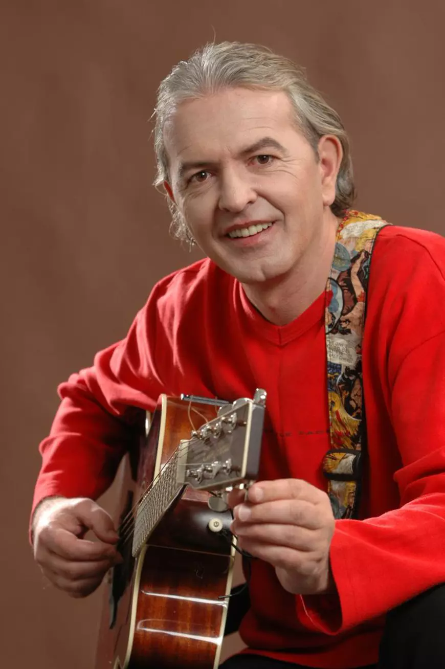 Un gentleman al folkului! Din respect pentru publicul surprins de ploaie, Ducu Bertzi a mutat concertul în backstage