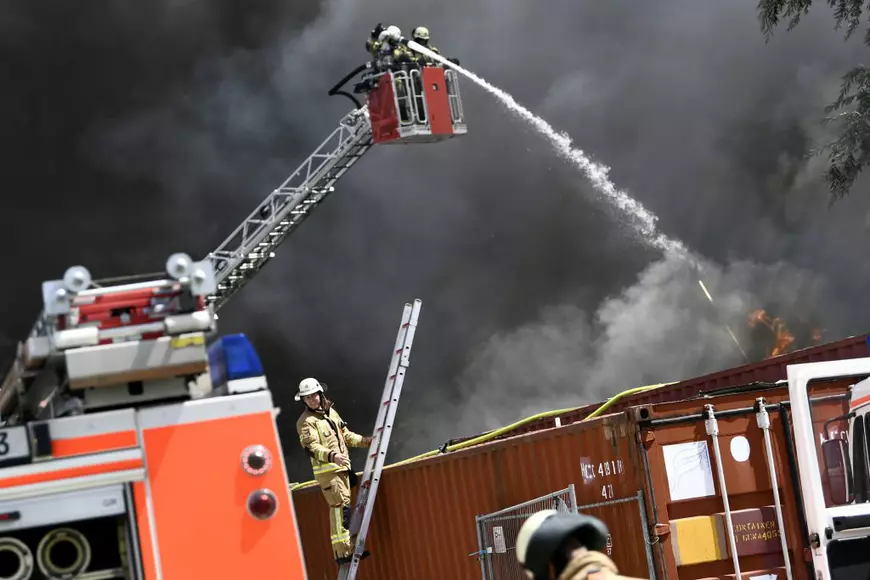 FOTO | Incendiu la un centru comercial din Berlin. 150 de pompieri s-au luptat cu focul