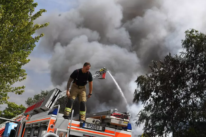 FOTO | Incendiu la un centru comercial din Berlin. 150 de pompieri s-au luptat cu focul