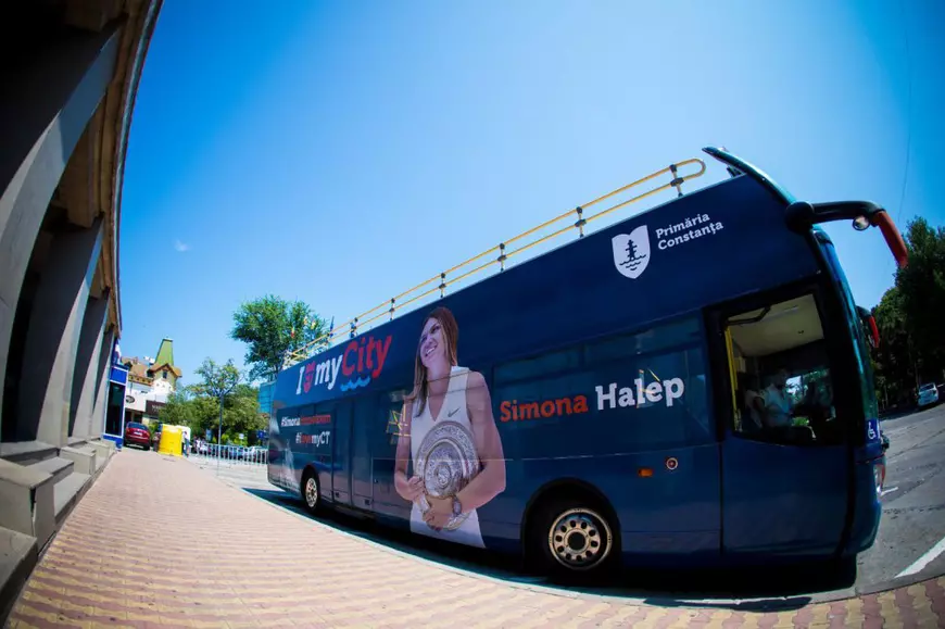 Simona Halep a adus trofeul de la Wimbledon în orașul natal. Promisiunea campioanei, în fața a mii de oameni