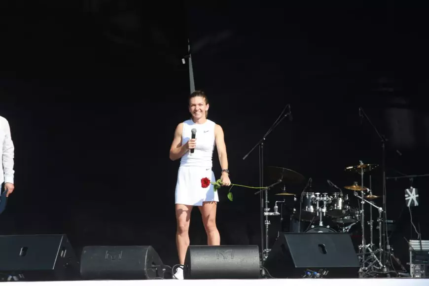 Simona Halep a adus trofeul de la Wimbledon în orașul natal. Promisiunea campioanei, în fața a mii de oameni