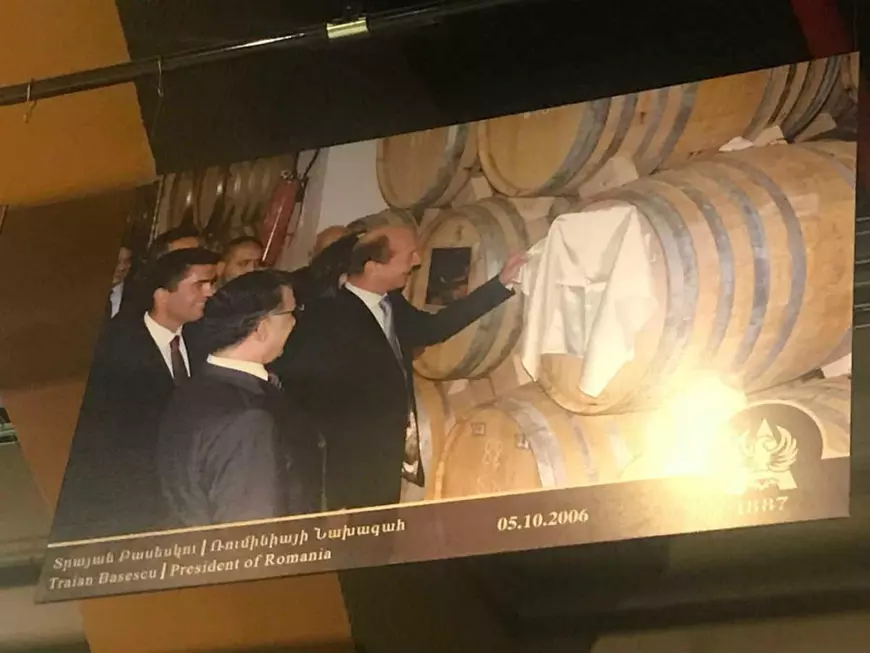 Ion Iliescu și Traian Băsescu au câte un butoi de brandy la fabrica de coniac din Erevan!