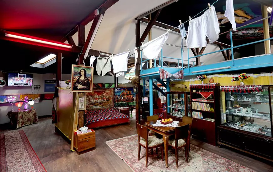 POVEȘTI DIN BUCUREȘTI / Muzeul Kitschului, o atracție irezistibilă pentru turiștii străini. „Ceaușescu n-a murit” și peștele de pe mileu