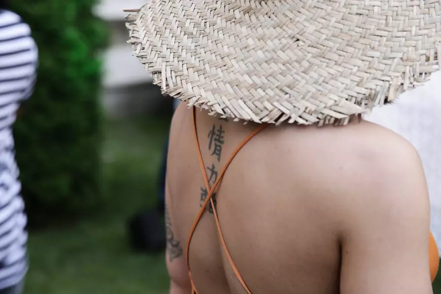 VIDEO/ 12... și mai urmează! Nicoleta Nucă se umple de tatuaje. Cel mai nou îi acoperă jumătate din brațul drept