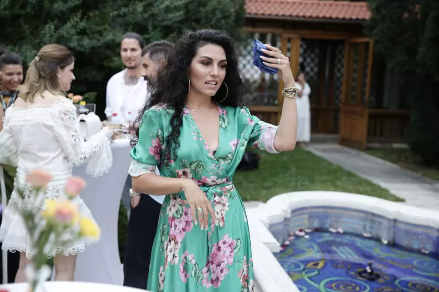 Cum fac față vedetele caniculei?