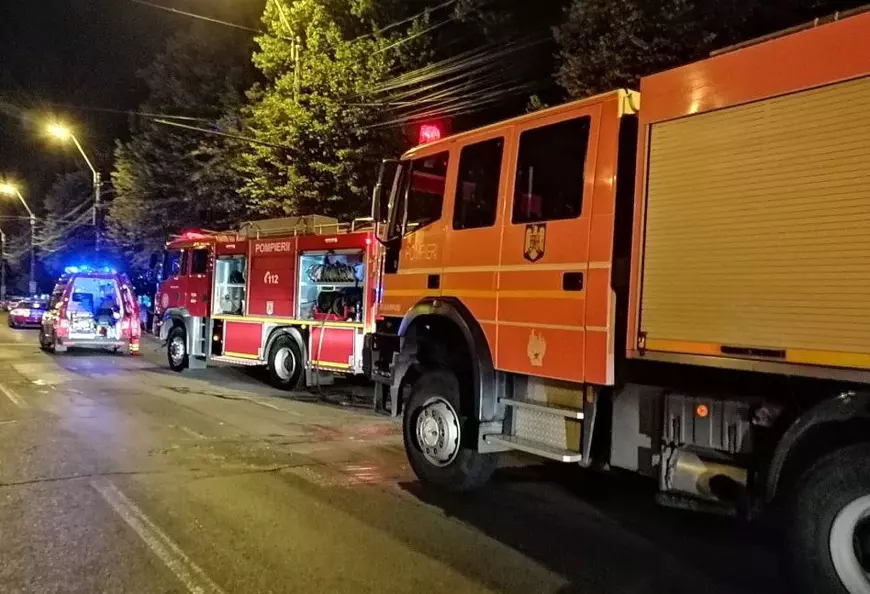 UPDATE: Incendiul care a distrus un restaurant din Galați, produs de un scurtcirtuit. Două persoane au ajuns la spital și 38 au fost evacuate