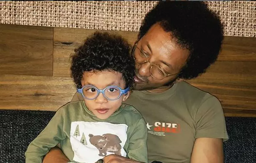 Băiețelul lui Kamara face a patra intervenție. 