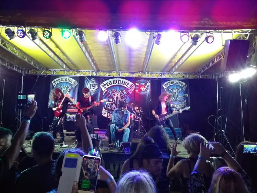 VIDEO/ Luni la spital, sâmbătă la... bal! Kempes a cântat pe scenă într-un fotoliu, cu mâna-n ghips