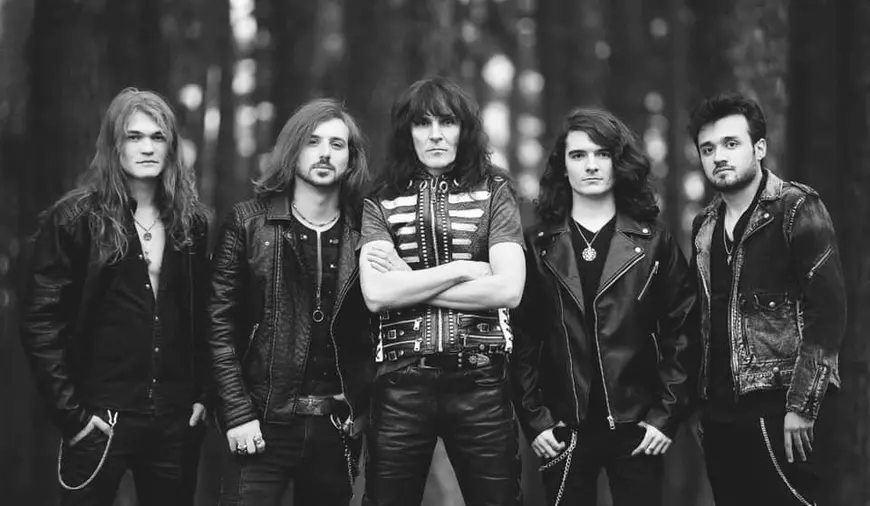 VIDEO/ Luni la spital, sâmbătă la... bal! Kempes a cântat pe scenă într-un fotoliu, cu mâna-n ghips