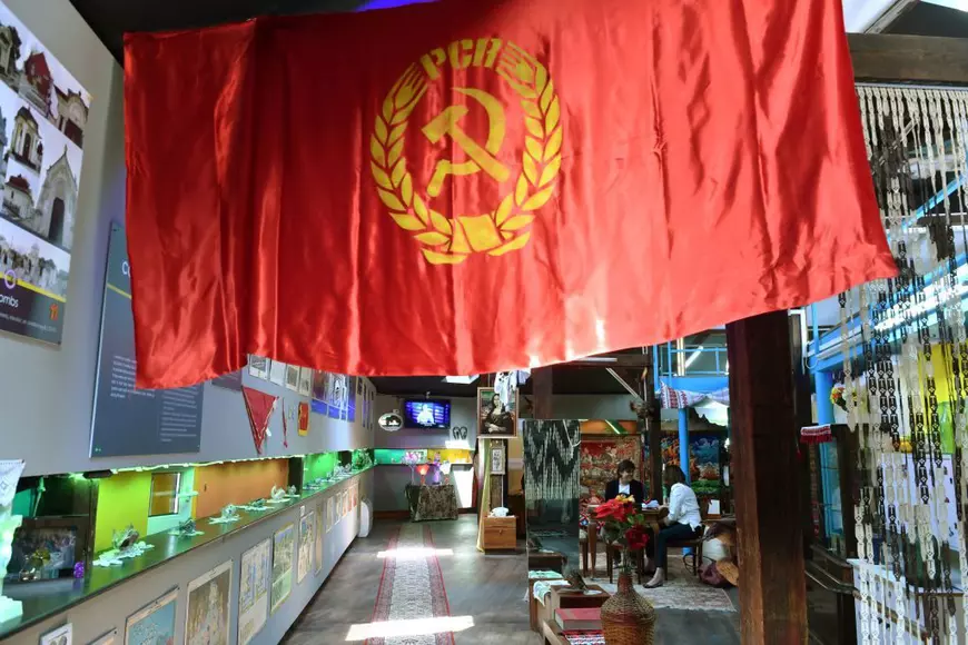 POVEȘTI DIN BUCUREȘTI / Muzeul Kitschului, o atracție irezistibilă pentru turiștii străini. „Ceaușescu n-a murit” și peștele de pe mileu