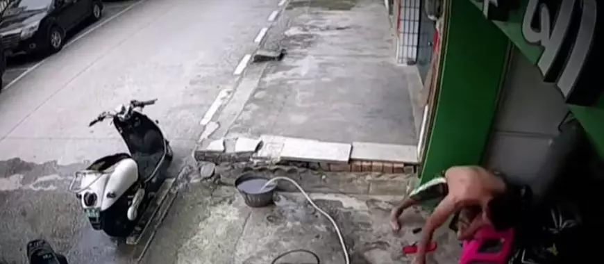 Un tânăr s-a electrocutat în timp ce își spăla motocicleta în fața casei | VIDEO