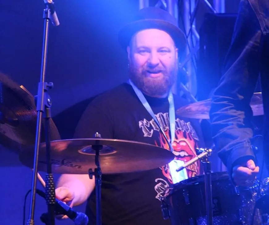 Claudiu Purcărin e unic în muzica românească: n-are zile libere și concedii și cântă cu mai multe trupe în paralel