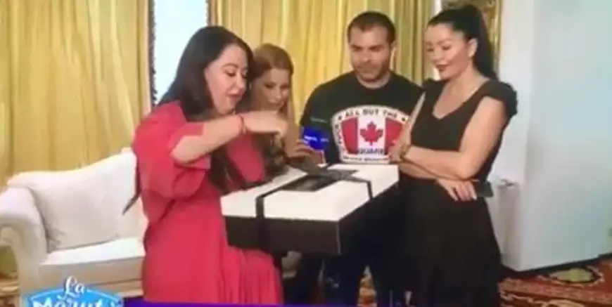 Ce cadou de nuntă au primit Brigitte Sfăt și Florin Pastramă de la Oana Roman. Are inserții de perle