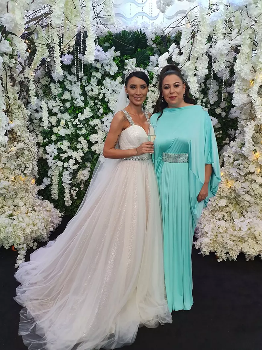 Oana Roman, rochii asemănătoare la două nunți diferite. Cum s-a afișat la cununia religioasă a lui Brigitte Sfăt și cum a apărut la cea a Adelinei Pestrițu