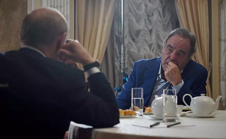 Oliver Stone i-a cerut lui Vladimir Putin să fie nașul fiicei sale. Răspunsul liderului de la Moscova