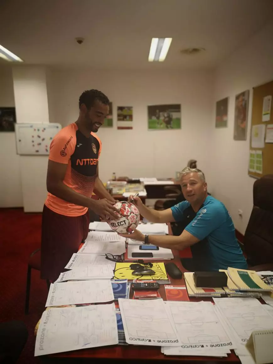 Cum arată biroul lui Dan Petrescu, antrenorul campioanei CFR Cluj