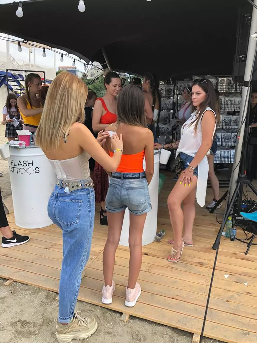 Cântăreața Ana Baniciu s-a lansat în afaceri cu tatuaje temporare. Ea le-a creat, ea le vinde, ea le aplică!