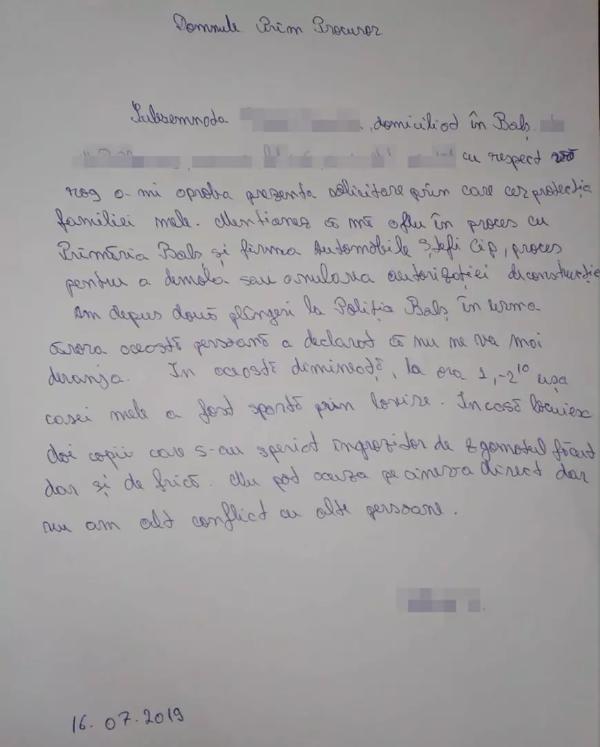 Femeia care l-a reclamat pe patronul de garsonieră-restaurant din Balș s-a trezit cu ușa vandalizată!