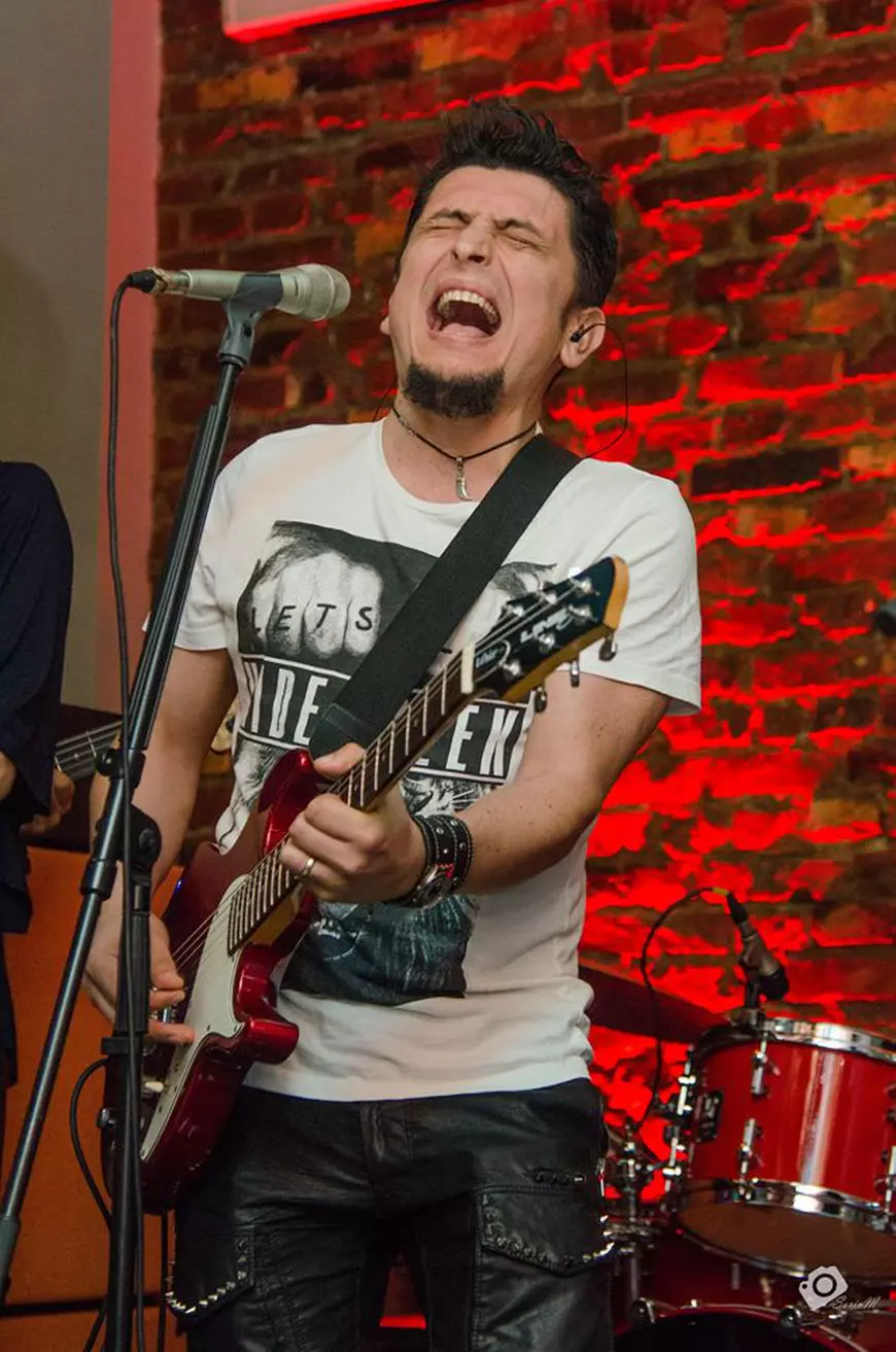 Fostul rocker al “cârcotașilor” se apucă de muzică clasică. Marius Popa: “Sunt cel mai bătrân din clasă, la Conservator”