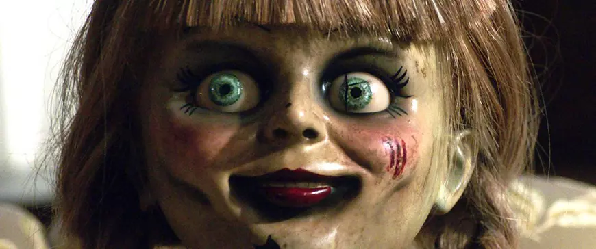 Cronică de film | „Annabelle 3”, un horror comic. Păpușa posedată te face să râzi în loc să țipi