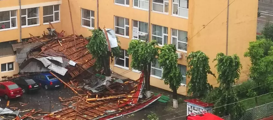 VIDEO | O furtună puternică a smuls mai multe acoperișuri din Bacău. Câteva mașini au fost avariate