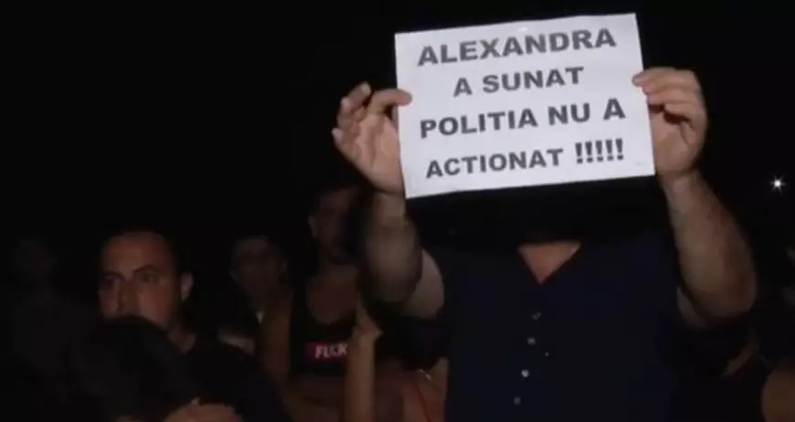 Complicitatea interlopi - poliție - procurori i-a scos în stradă pe oamenii din Oltenia. Un mafiot eliberat zilele trecute se joacă cu cuțitul la gâtul unui porc, ca o amenințare!