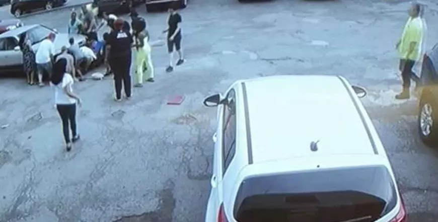 A dat cu mașina peste doi copii. Încerca să facă o fotografie în momentul accidentului