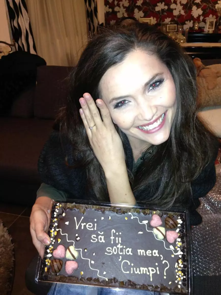 La semafor, cu o ciocolată uriașă sau în fast-food, la bulgari! Cele mai neobișnuite cereri în căsătorie din showbiz