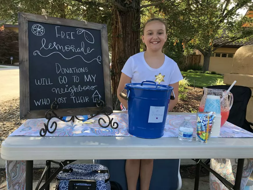 FOTO | Gestul emoționant al unei fetițe pentru vecinii ei care și-au pierdut casa într-un incendiu