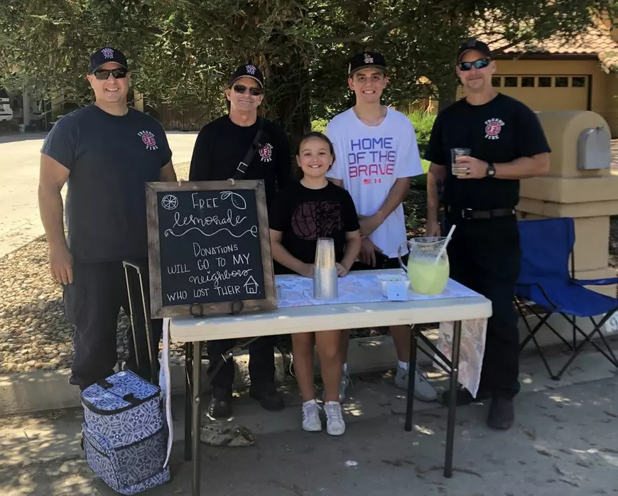 FOTO | Gestul emoționant al unei fetițe pentru vecinii ei care și-au pierdut casa într-un incendiu