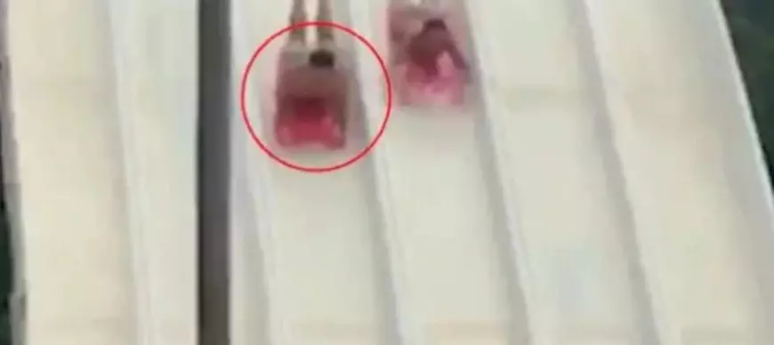 Un turist din Spania și-a rupt gâtul după ce s-a dat pe un tobogan dintr-un parc acvatic