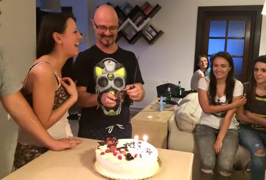 Liderul trupei Antract și-a serbat ziua sub deviza «mici, bere & rock’n’roll»  Bobiță Cătușanu și-a dus prietenii la acasă la celebrii mici de la Dedulești