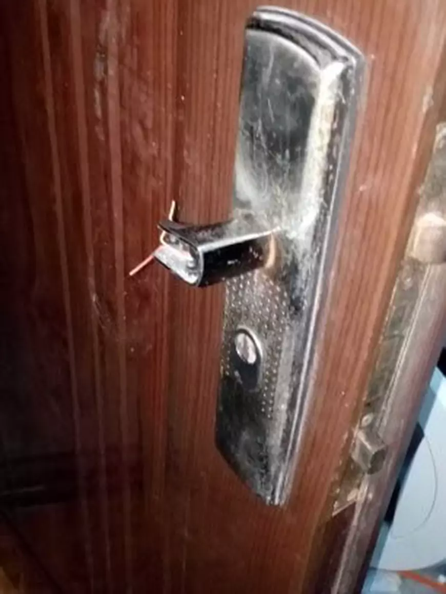 Femeia care l-a reclamat pe patronul de garsonieră-restaurant din Balș s-a trezit cu ușa vandalizată!