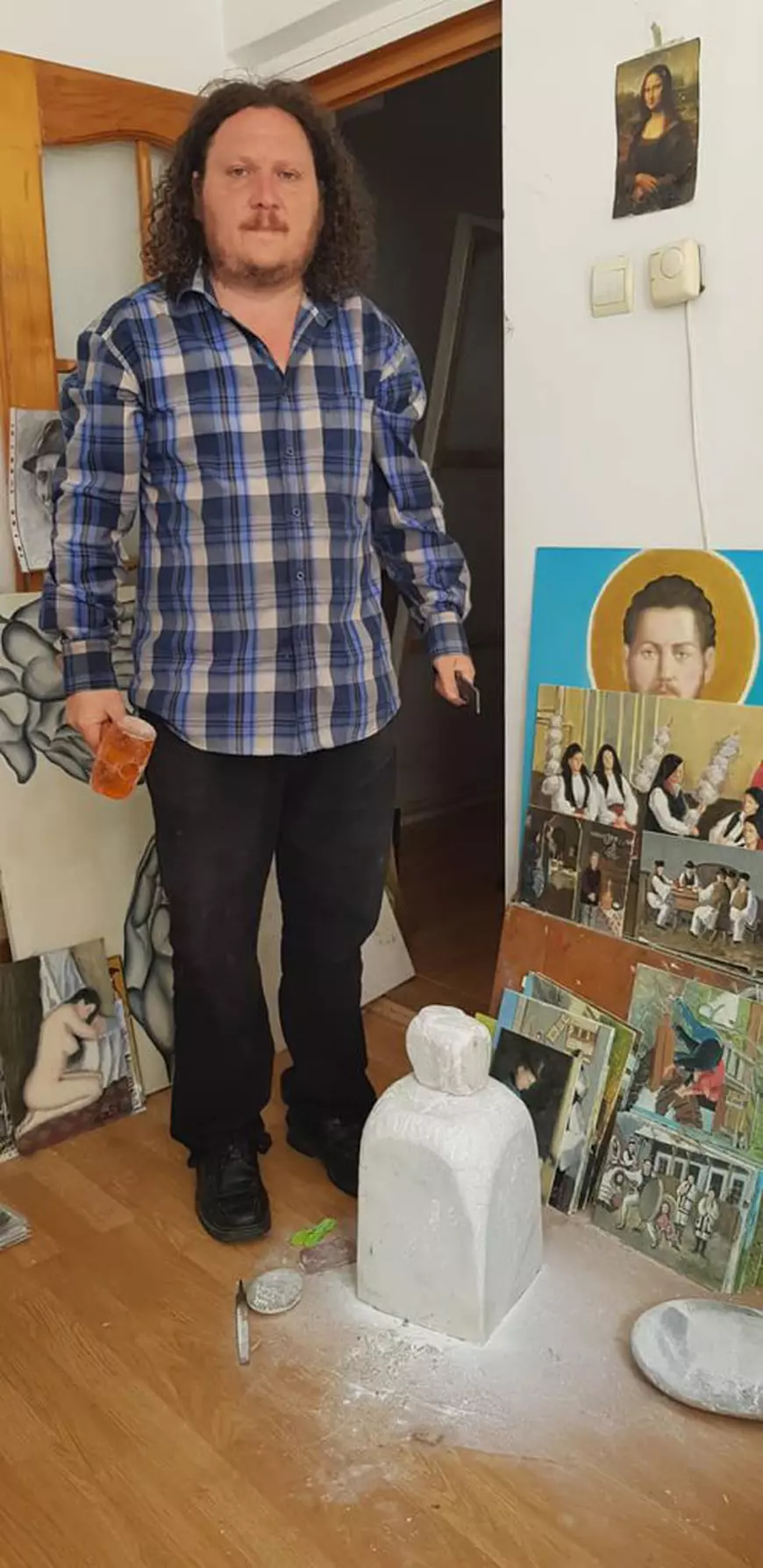 Fratele lui Mihai Trăistariu nu poate alege între cele lumești și credință. „Se roagă mult, dar tot pictează nuduri”