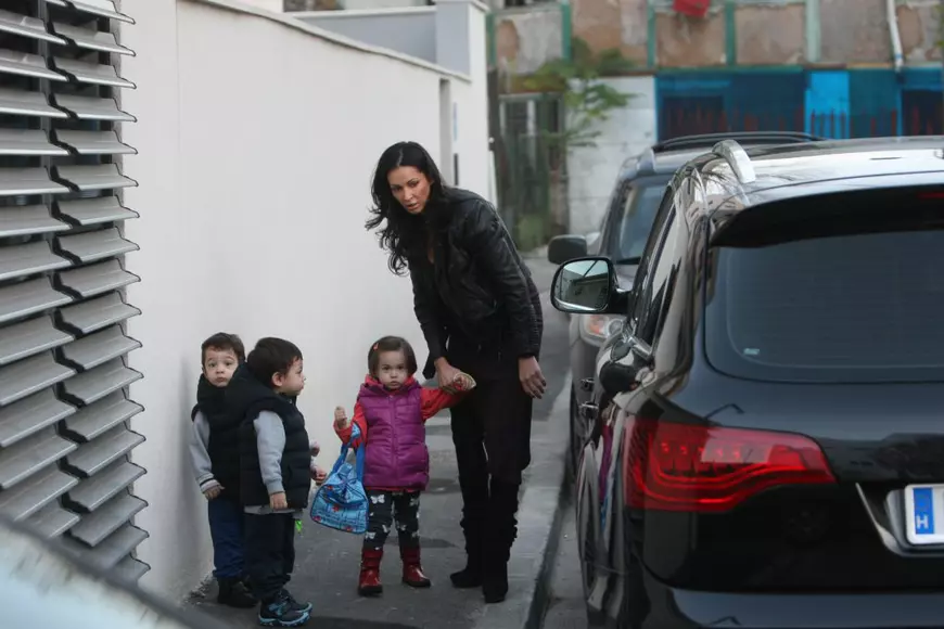 Pozează în mamă-eroină, dar e pierdută fără bonă! Nicoleta Luciu are ajutor pentru cei 4 copii inclusiv în vacanță