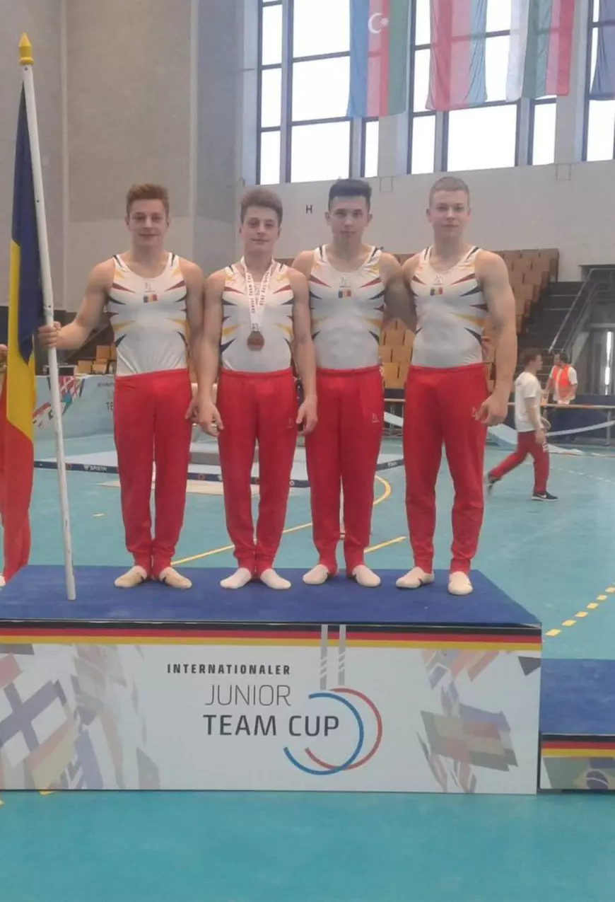 A fost dat de părinți la gimnastică, împreună cu fratele geamăn, pentru că „nu stătea locului”. La 17 ani a devenit campion mondial de juniori la sărituri!