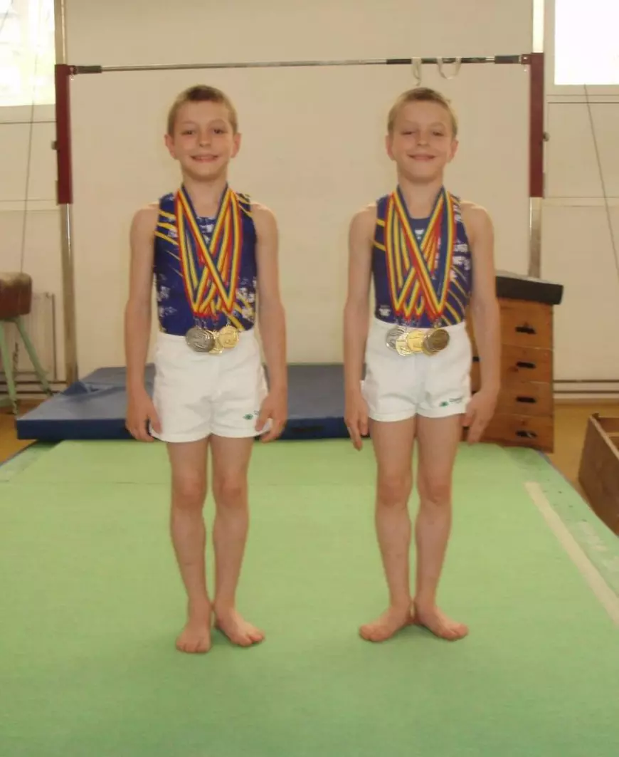A fost dat de părinți la gimnastică, împreună cu fratele geamăn, pentru că „nu stătea locului”. La 17 ani a devenit campion mondial de juniori la sărituri!